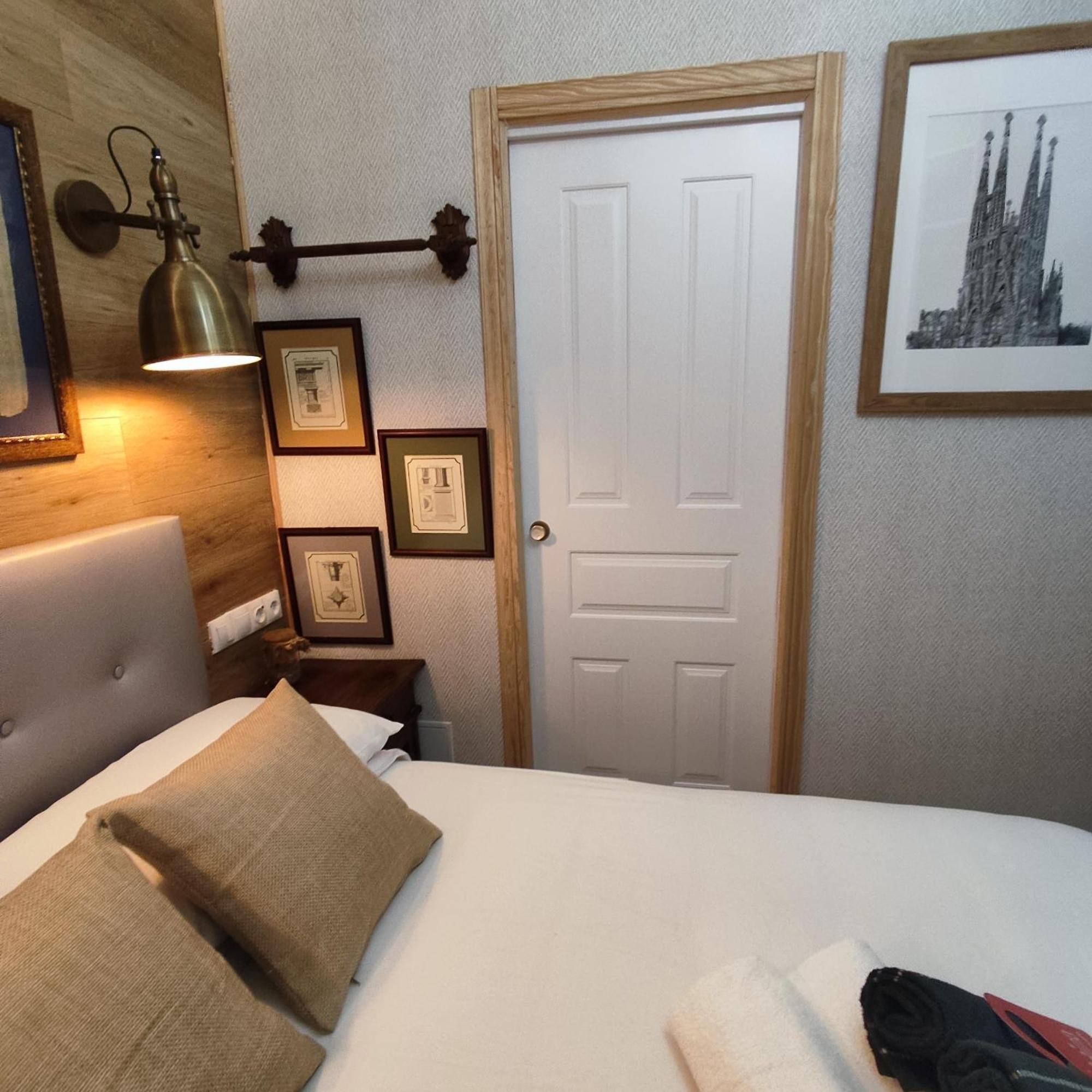 Studio Or Rooms With Private Bathroom Or Rooms With Shared Bathroom Barcelona Zewnętrze zdjęcie