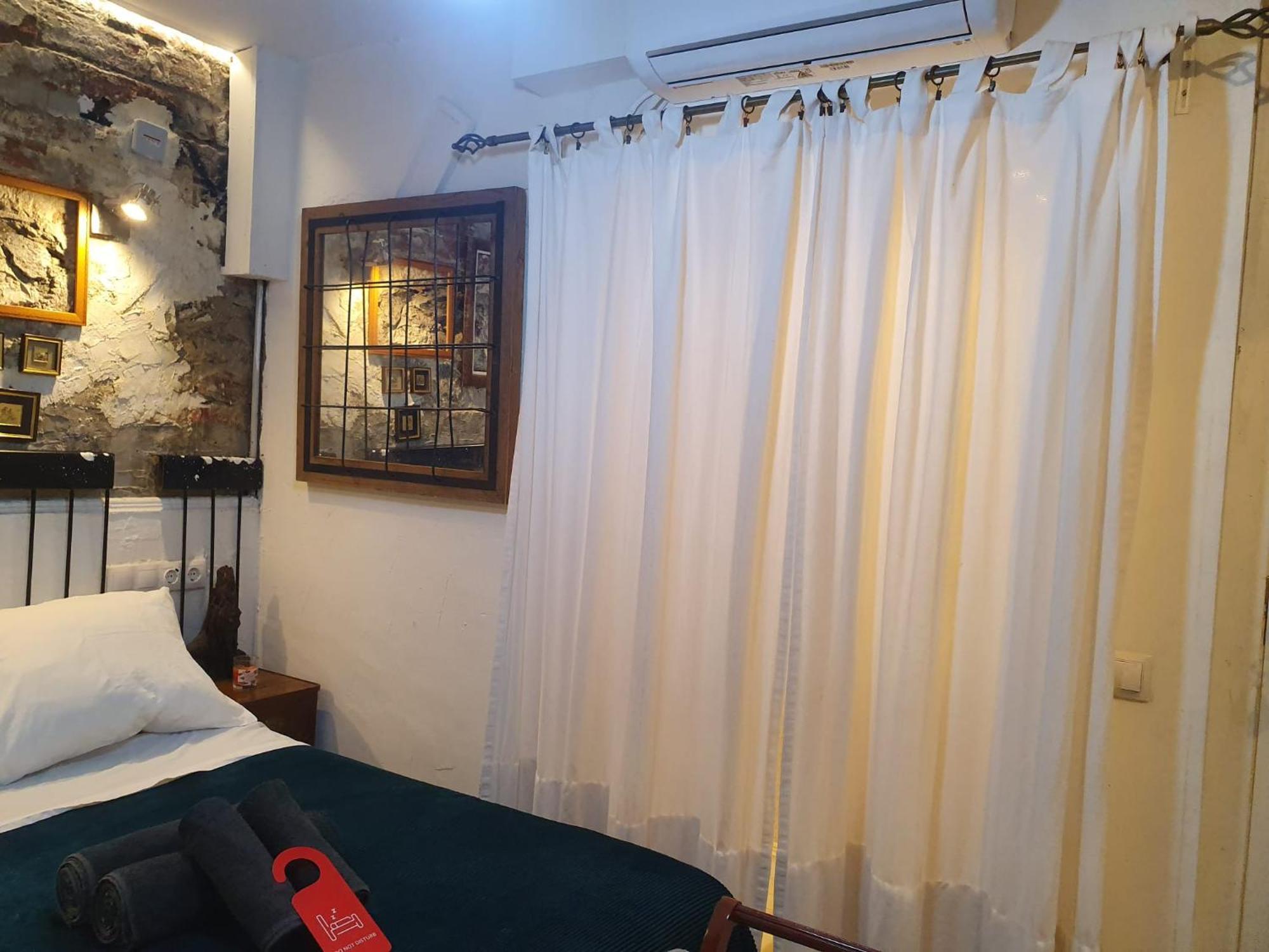Studio Or Rooms With Private Bathroom Or Rooms With Shared Bathroom Barcelona Zewnętrze zdjęcie