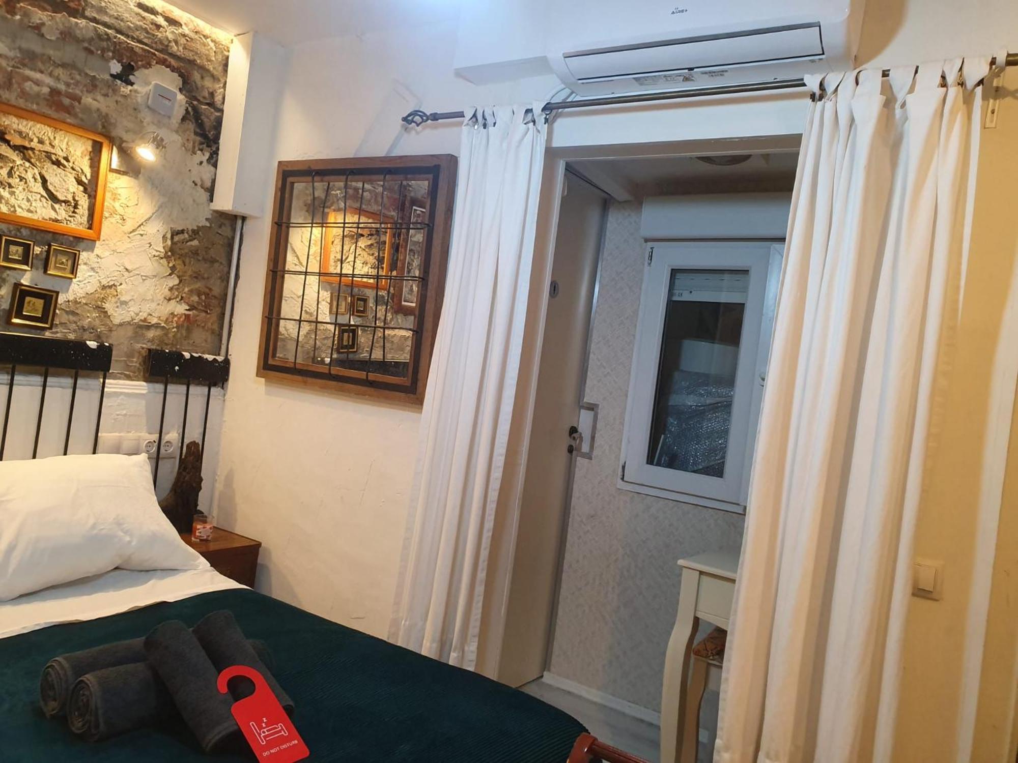 Studio Or Rooms With Private Bathroom Or Rooms With Shared Bathroom Barcelona Zewnętrze zdjęcie