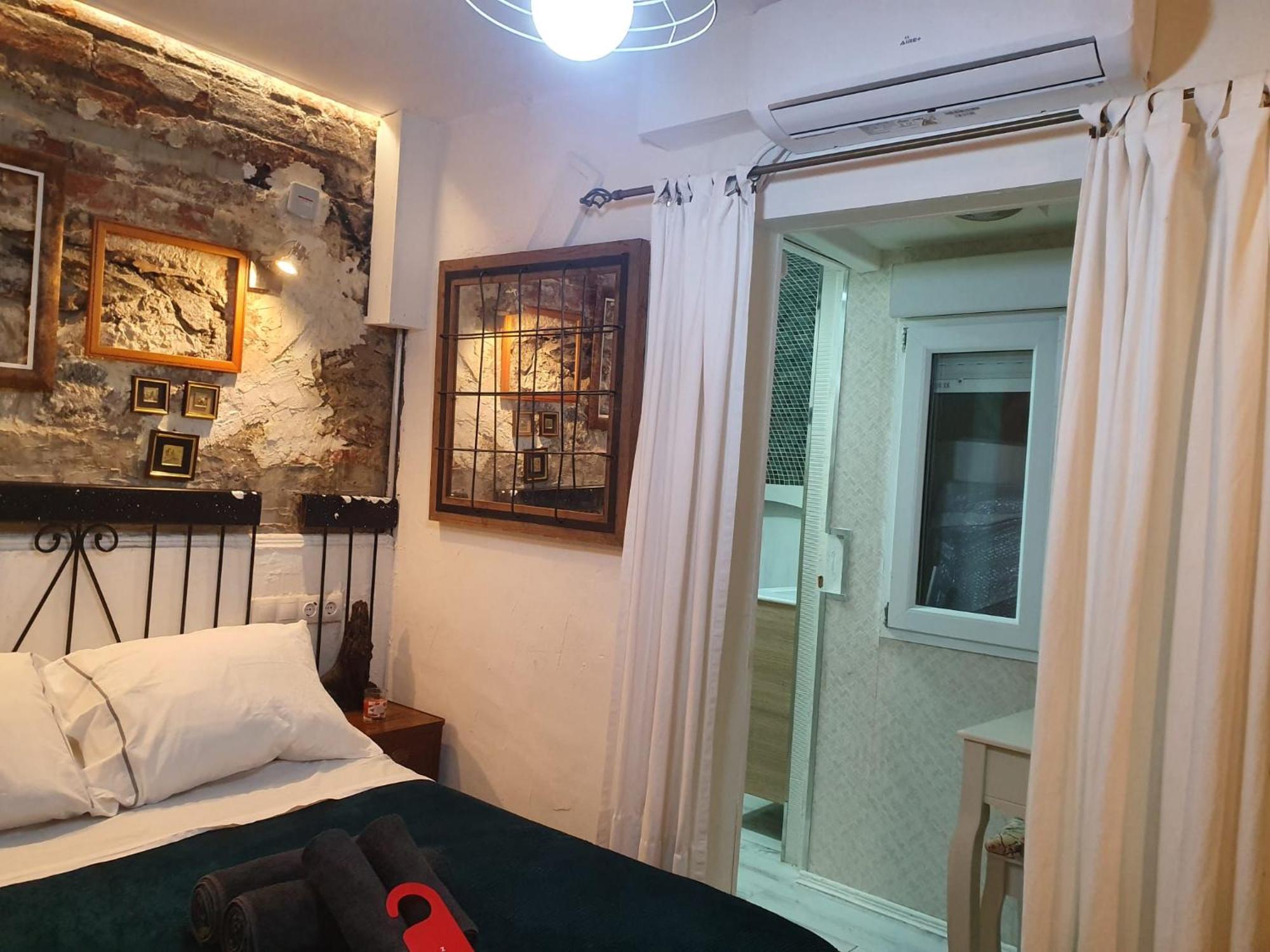 Studio Or Rooms With Private Bathroom Or Rooms With Shared Bathroom Barcelona Zewnętrze zdjęcie