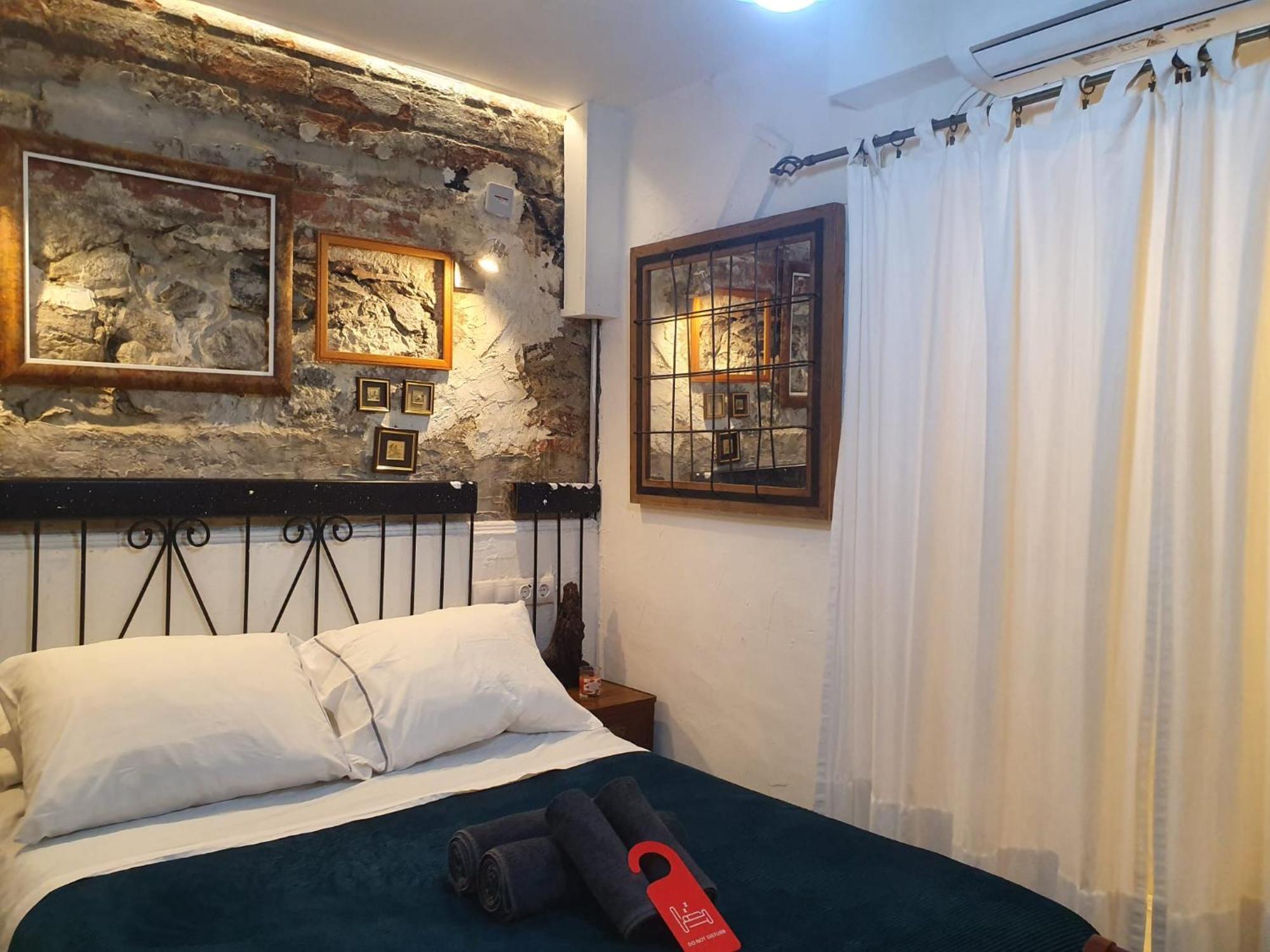 Studio Or Rooms With Private Bathroom Or Rooms With Shared Bathroom Barcelona Zewnętrze zdjęcie