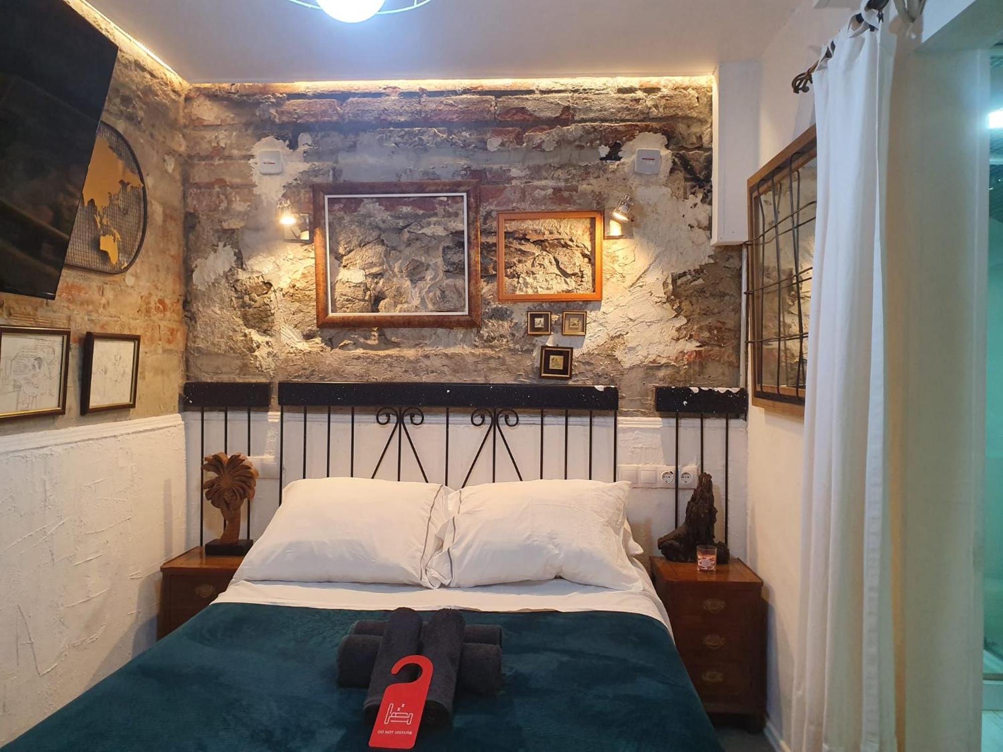 Studio Or Rooms With Private Bathroom Or Rooms With Shared Bathroom Barcelona Zewnętrze zdjęcie