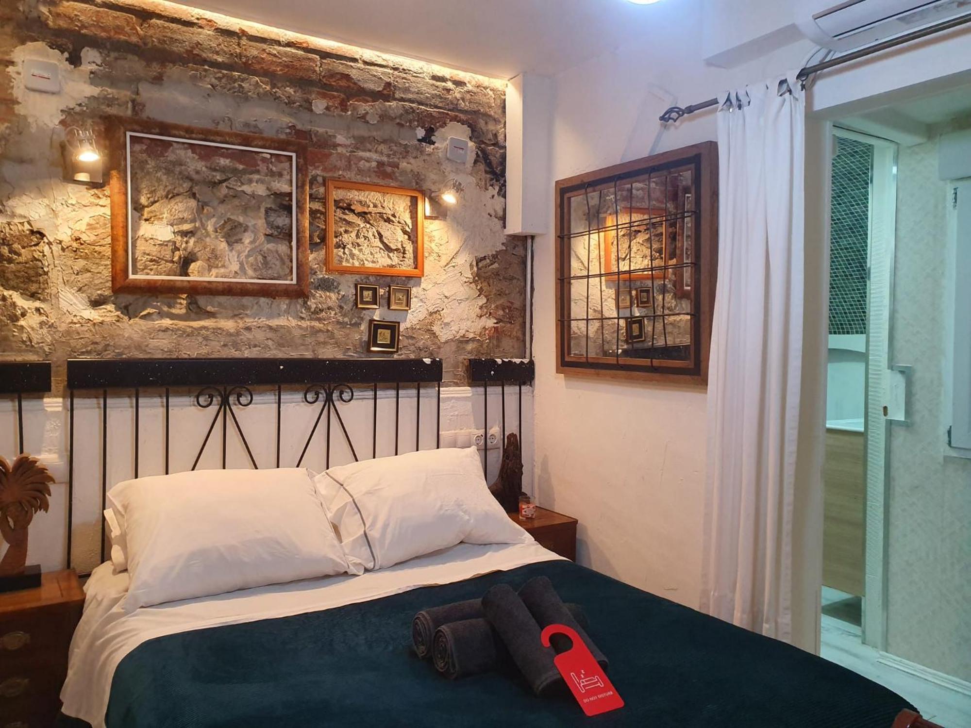 Studio Or Rooms With Private Bathroom Or Rooms With Shared Bathroom Barcelona Zewnętrze zdjęcie