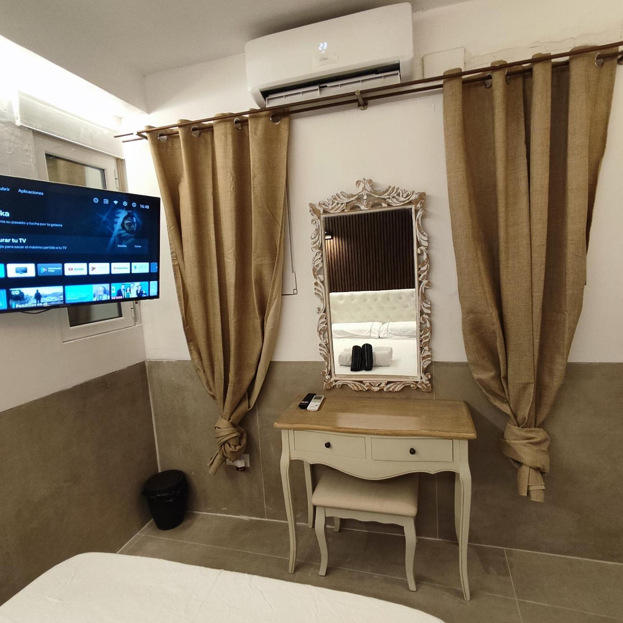 Studio Or Rooms With Private Bathroom Or Rooms With Shared Bathroom Barcelona Zewnętrze zdjęcie